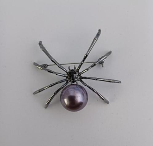 Broche spin met parel donkergrijs bruin, Sieraden, Tassen en Uiterlijk, Broches, Nieuw, Overige materialen, Grijs, Met parel, Verzenden