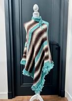 Fantastische gebreide poncho turquoise en bruin, Kleding | Dames, Ophalen of Verzenden, Zo goed als nieuw, Maat 38/40 (M), Sjaal