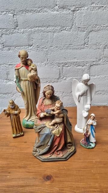 diverse heiligen beeldjes beschikbaar voor biedingen