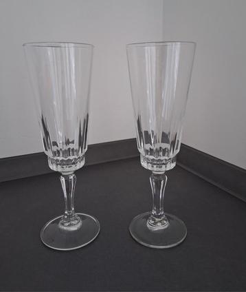 2 Wijn/Champagneglazen  beschikbaar voor biedingen
