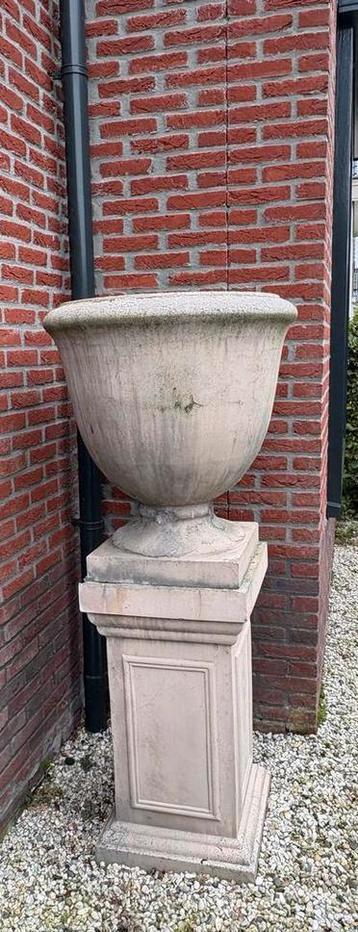 Tuinvaas met Sokkel/pilaar beschikbaar voor biedingen