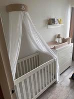 Kinderkamer bedje commode verschoningmat klamboe lampje, Ophalen of Verzenden, Zo goed als nieuw, Klamboe