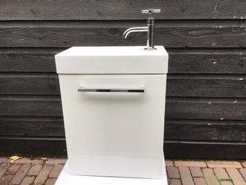 Te koop aangeboden: Toiletmeubel Wit. beschikbaar voor biedingen