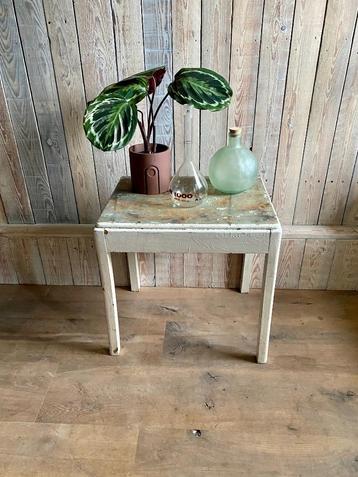 Antieke bijzettafel, vintage, brocante houten tafel beschikbaar voor biedingen