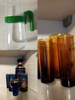 Twee glazen karaf blauwe en bruin met 3 glazen, Huis en Inrichting, Keuken | Servies, Ophalen, Glas of Glazen, Overige stijlen