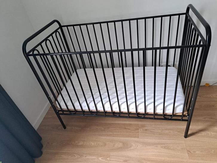 Ledikant zwart metaal inclusief matras, Kinderen en Baby's, Babywiegjes en Ledikanten, Zo goed als nieuw, Ledikant, Ophalen