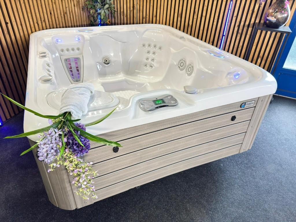 HotSpring® Sovereign Jacuzzi | Relaxation Spa’s, Verzenden, Zo goed als nieuw, Trap, Vast