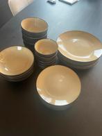 Servies set - Borden en Kommen, Huis en Inrichting, Keuken | Servies, Ophalen, Zo goed als nieuw, Effen, Aardewerk