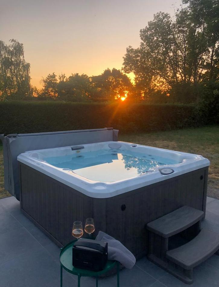 Jacuzzi J-235 Platinum – luxe & comfort, direct genieten, Tuin en Terras, Bubbelbaden en Hottubs, Gebruikt, Pomp, Ophalen