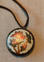 Mooie dubbelzijdige cloisonne hanger met bloem en vlinder., Ophalen of Verzenden, Zo goed als nieuw, Bloem of Plant