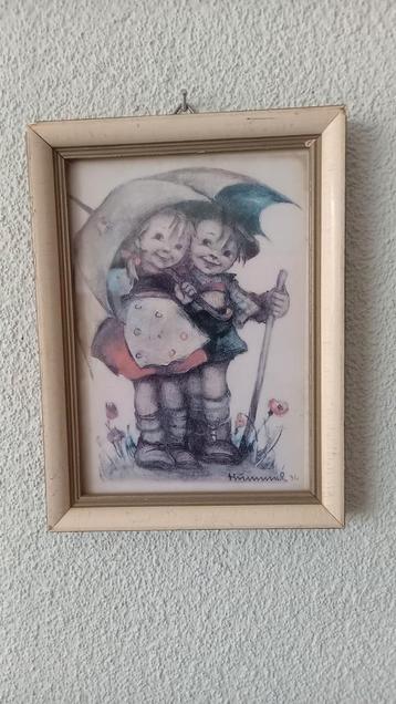 Hummeltjes in houten lijstje met glas beschikbaar voor biedingen