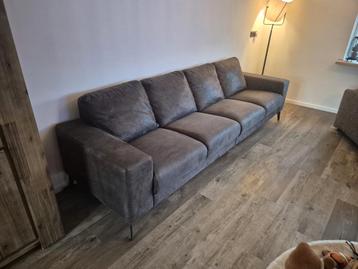 Mooie bruine suède bank met 2 hockers beschikbaar voor biedingen