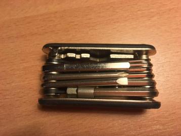 Multifunctioneel gereedschap beschikbaar voor biedingen