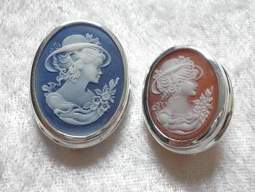   2 Mooie Zilveren Camee Broches  beschikbaar voor biedingen