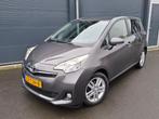 Toyota Verso-S 1.3 Vvt-i Dynamic 2012 Grijs 5DR, Auto's, Voorwielaandrijving, Stof, Zwart, 4 cilinders