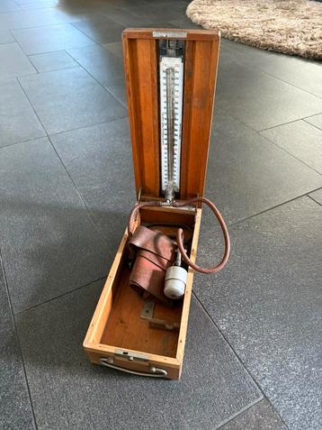Antieke bloeddrukmeter beschikbaar voor biedingen