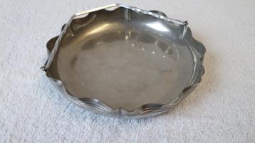 Vintage tinnen schaal met sierlijke rand beschikbaar voor biedingen