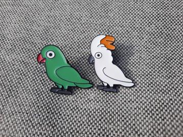 2 mooie kleurige pins van vogels te koop beschikbaar voor biedingen