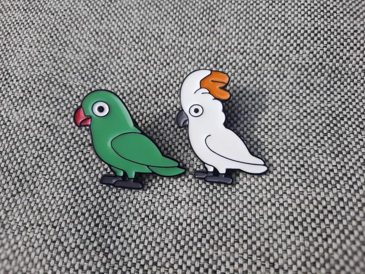 2 mooie kleurige pins van vogels te koop, Verzamelen, Speldjes, Pins en Buttons, Nieuw, Speldje of Pin, Dier of Natuur, Ophalen of Verzenden
