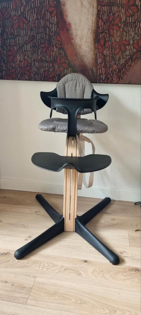 kinderstoel Stokke Nomi zwart/hout zgan incl accessoires, Kinderen en Baby's, Kinderstoelen, Zo goed als nieuw, Meegroeistoel