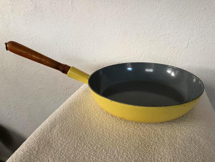 Refurbished vintage gietijzeren koekenpan 28 cm geel, Huis en Inrichting, Keuken | Potten en Pannen, Zo goed als nieuw, Koekenpan of Braadpan