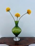 Oud groen vaasje en 3 gele kunstbloemetjes, Antiek en Kunst, Antiek | Vazen, Ophalen of Verzenden