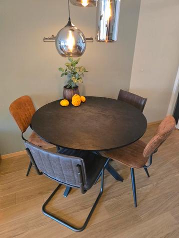 Ronde eettafel met metalen onderstel beschikbaar voor biedingen