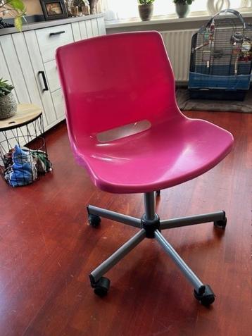 roze bureaustoel beschikbaar voor biedingen
