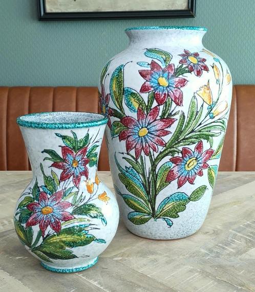 Twee keramieken vazen met bloemen Italy, Antiek en Kunst, Antiek | Keramiek en Aardewerk, Ophalen of Verzenden
