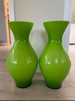 Twee limegroene vazen te koop, Huis en Inrichting, Ophalen, Minder dan 50 cm, Groen, Glas