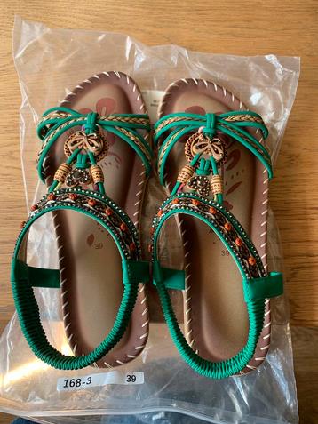 Nieuwe groene sandalen, maat 39, maar valt als 38.5 beschikbaar voor biedingen