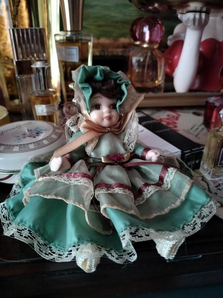 Vintage Porseleinen Popje in Groene Jurk, Antiek en Kunst, Antiek | Porselein, Ophalen of Verzenden