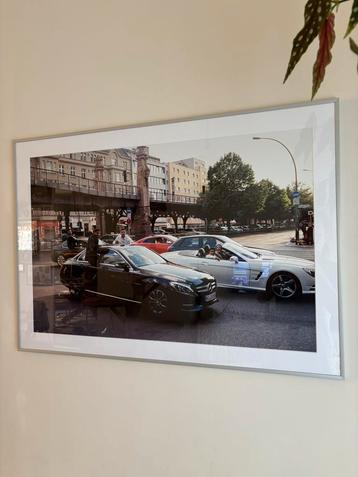 Grote ingelijste urban foto – Mercedessen in Berlijn beschikbaar voor biedingen