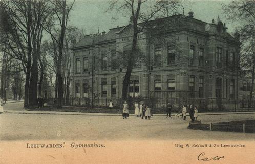 Leeuwarden. Gymnasium. - volk - 1905 gelopen, Verzamelen, Ansichtkaarten | Nederland, Gelopen, Gelderland, Voor 1920, Ophalen of Verzenden