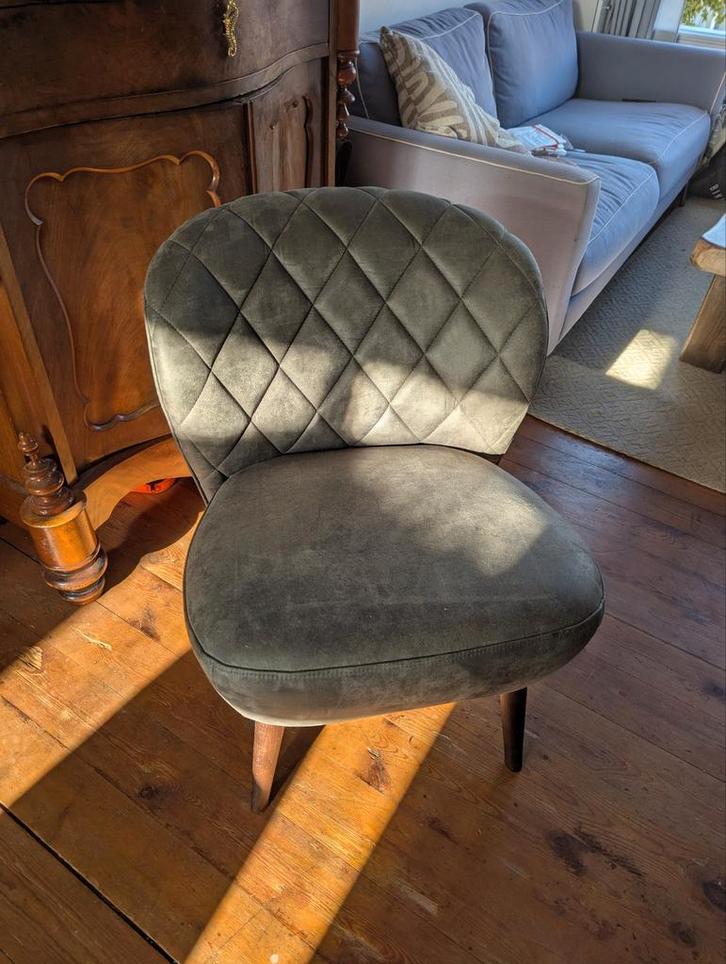 Vintage fauteuil met gecapitonneerde rugleuning, Huis en Inrichting, Stoelen, Gebruikt, Eén, Hout, Stof, Grijs, Ophalen of Verzenden
