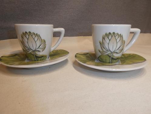 Nespresso espresso kop en schotel Lotusbloempatroon, Huis en Inrichting, Keuken | Servies, Gebruikt, Kop(pen) en/of Schotel(s)