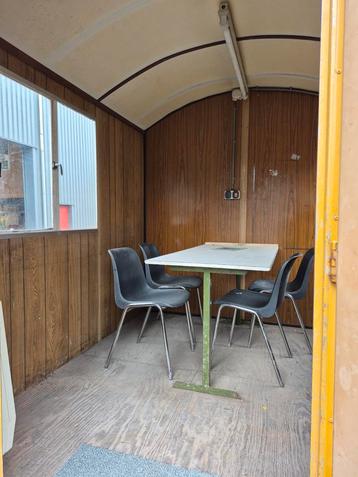 Prachtige kantine of kantoor bij paardenbak of manege  beschikbaar voor biedingen
