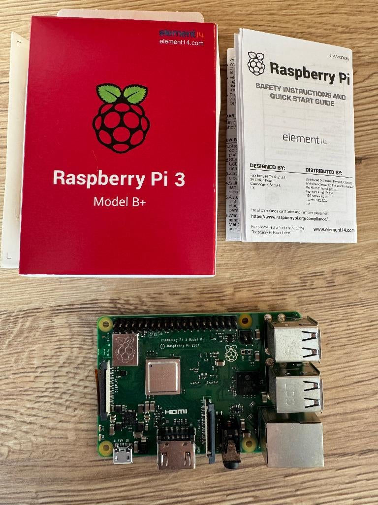 Raspberry Pi 3 Model B+ incl camera, statief, case & adapter, Hobby en Vrije tijd, Elektronica-componenten, Ophalen of Verzenden