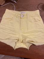 Broekje, Kleding | Dames, Kort, Geel, Ophalen of Verzenden, Maat 34 (XS) of kleiner
