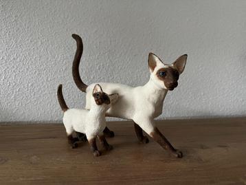 Siamees  moederpoes  met kitten  The Leonardo Collection. beschikbaar voor biedingen