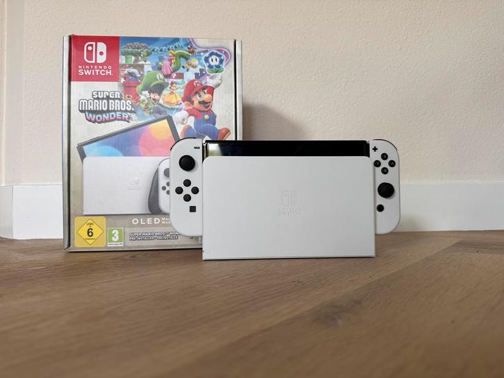 Nintendo switch oled met accesoires, Spelcomputers en Games, Spelcomputers | Nintendo Switch, Zo goed als nieuw, Switch OLED, Met 2 controllers