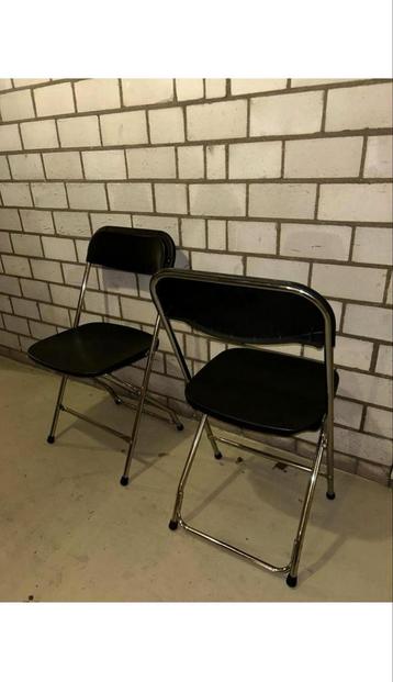 14 stevige opklabare stoelen. beschikbaar voor biedingen