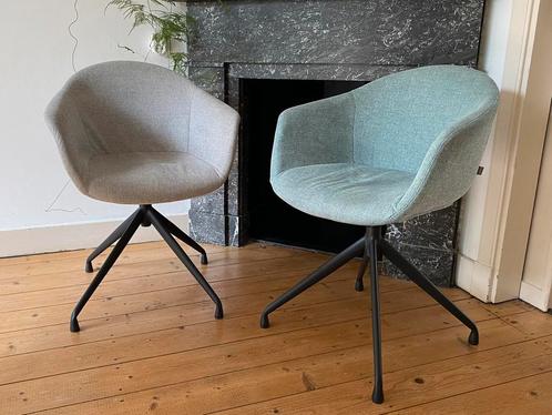 Draaibare kuipstoelen (eetkamerstoelen) zwart onderstel, Huis en Inrichting, Stoelen, Zo goed als nieuw, Twee, Metaal, Stof, Grijs