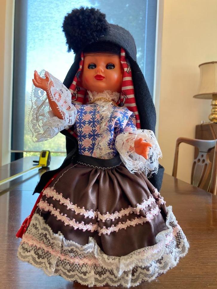 Klederdracht pop, Oost Europa (35-40 cm), Verzamelen, Poppen, Zo goed als nieuw, Pop, Ophalen of Verzenden