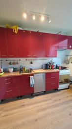 Erg nette keuken. Kastjes nog piekfijn. Rood hoogglans, Huis en Inrichting, Keuken | Complete keukens, Hoogglans of Gelakt, Kunststof
