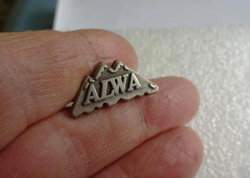 Klein oud broche bergen met de tekst ALWA, Sieraden, Tassen en Uiterlijk, Broches, Gebruikt, Overige materialen, Zilver, Minder dan 4 cm