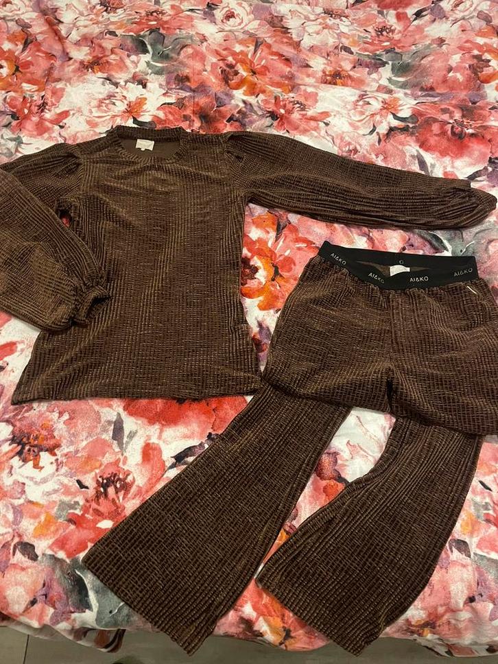 Aiko Ai&Ko mooi rib velours sport of huispak donkerbruin, Kleding | Dames, Huispakken, Zo goed als nieuw, Maat 36 (S), Bruin, Ophalen of Verzenden