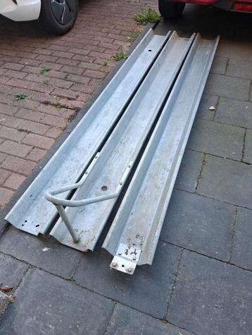 3 motorgoten,  oprijplaten,  1 met beugel  beschikbaar voor biedingen
