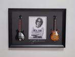 John Lennon The Beatles twee mini gitaren op lijst wanddeco, Verzamelen, Muziek, Artiesten en Beroemdheden, Info@deconoord.nl