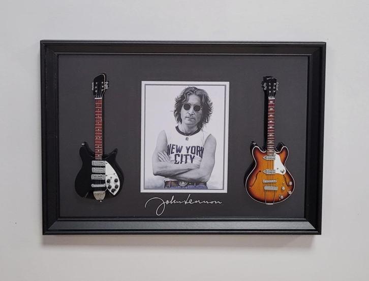 John Lennon The Beatles twee mini gitaren op lijst wanddeco, Verzamelen, Muziek, Artiesten en Beroemdheden, Nieuw, Foto of Kaart